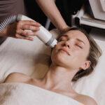 TRATTAMENTO VISO CON RADIOFREQUENZA E CRIOTERAPIA 25'