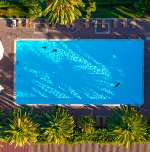 Piscina esterna TIBI Spa immersa nel parco del Grand Hotel Duca d’Este a Tivoli Terme